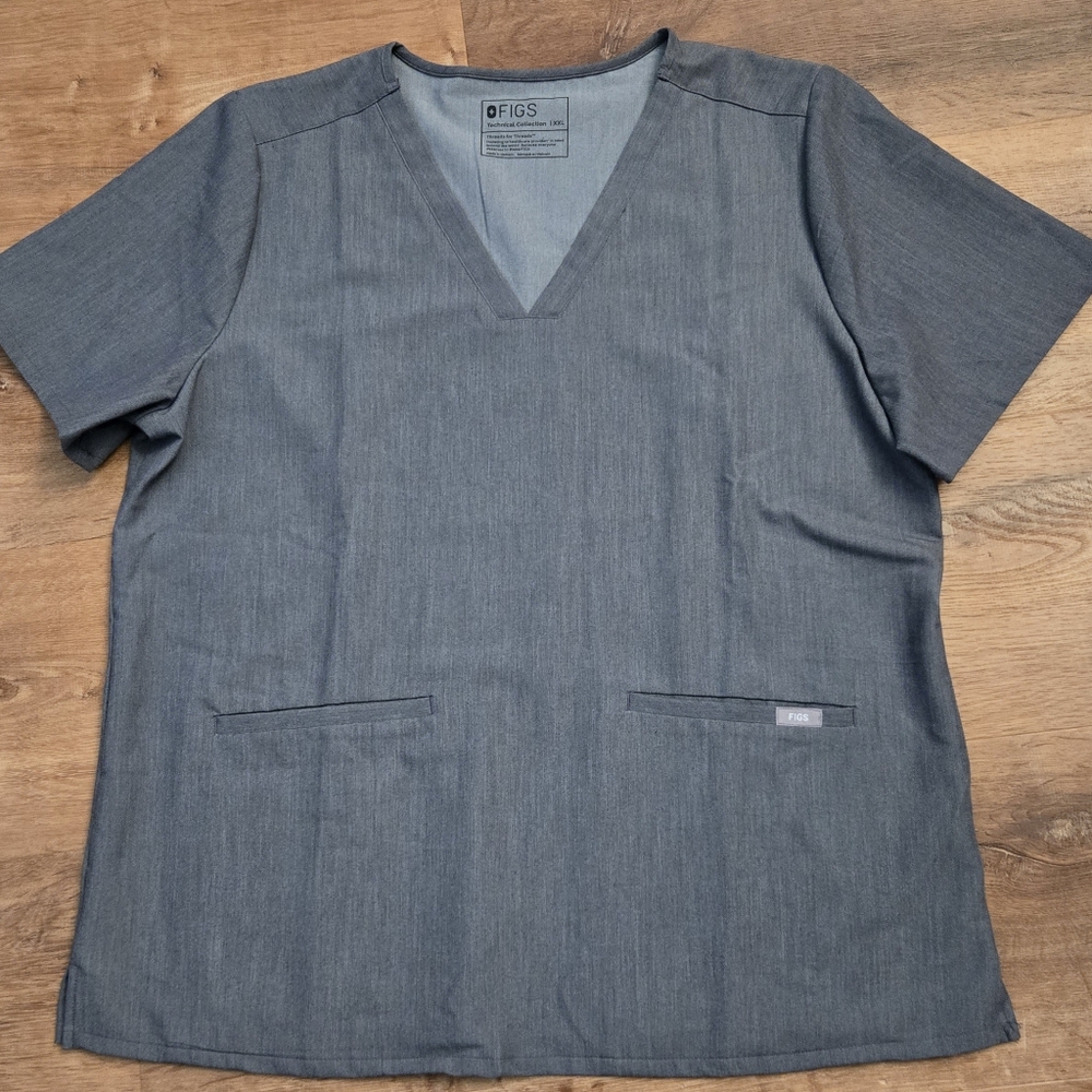 Casma Three-Pocket Scrub Top